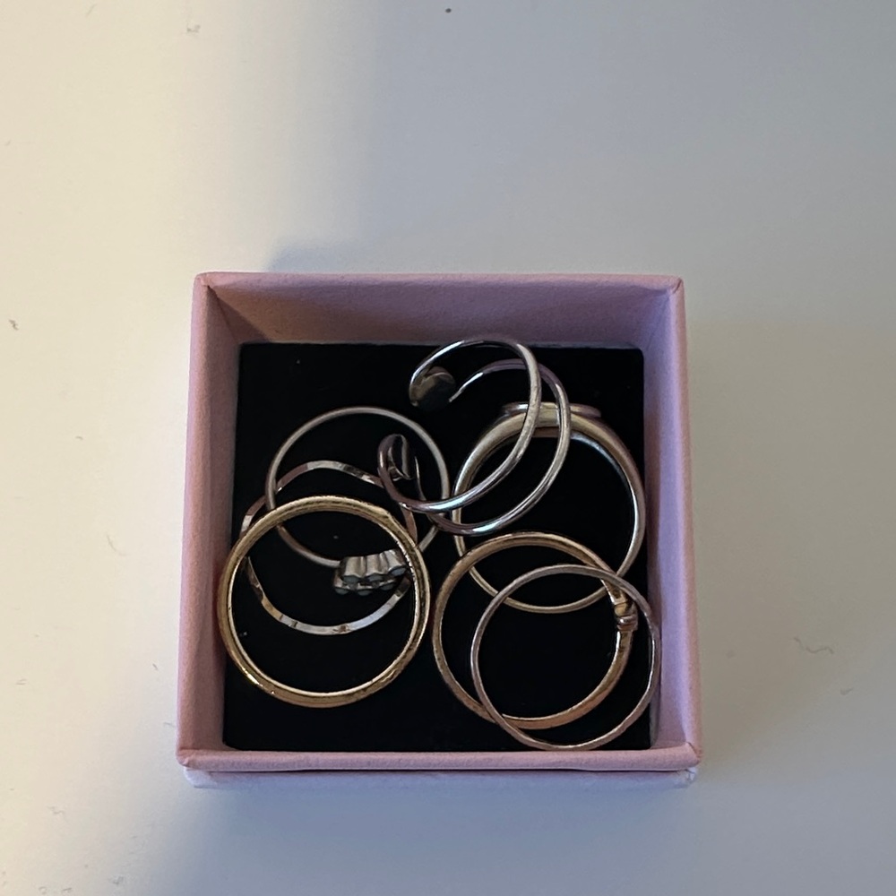Randomized ring set. Brands: Pura Vida, Brandy Melville and small businesses